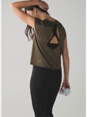 lululemon athletica Short Sleeve Crew Tee in Gold metallic sz 4